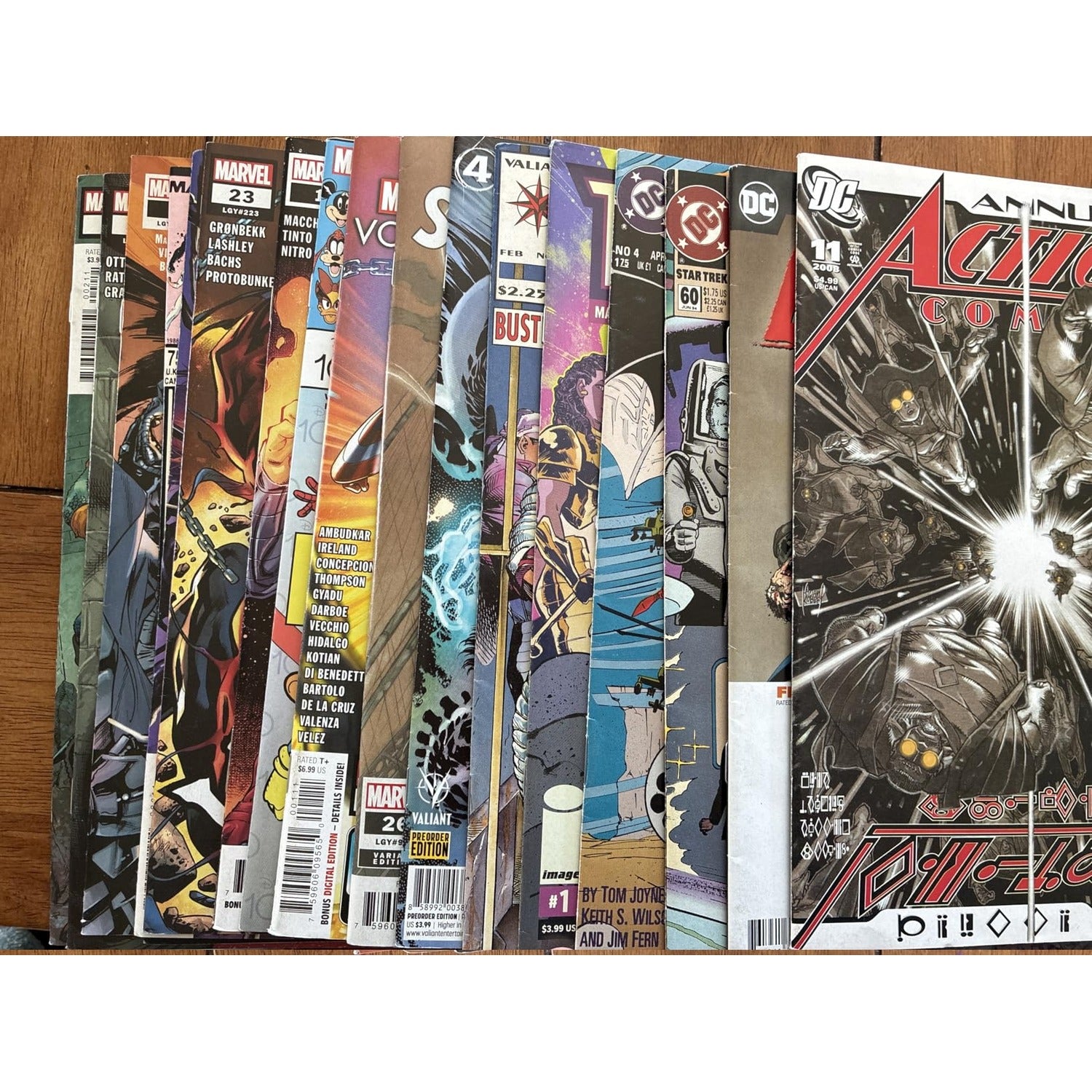 25 Comic Book Collection with Marvel, DC & Independent Titles